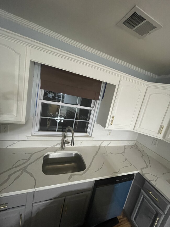 Kitchen - 927 Anna St