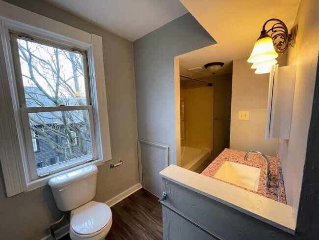 Foto del edificio - 3/1 Rowhouse Available To Rent in Upper Lawrenceville - Available April!!