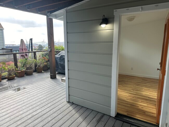 Direct access to barbecue and deck - 511 Missouri St