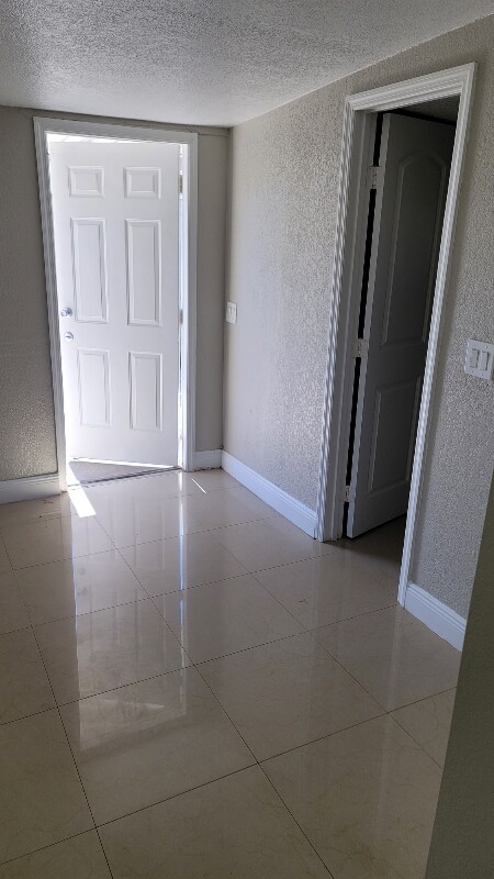Foto del edificio - 6410 N Hubert Ave