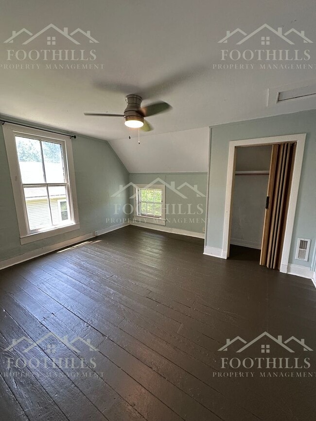 Foto del edificio - Charming 4-Bedroom Single Family House Nea...