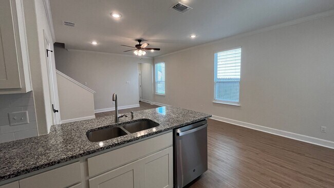Building Photo - Lynwood Village Townhome - Move-in Ready