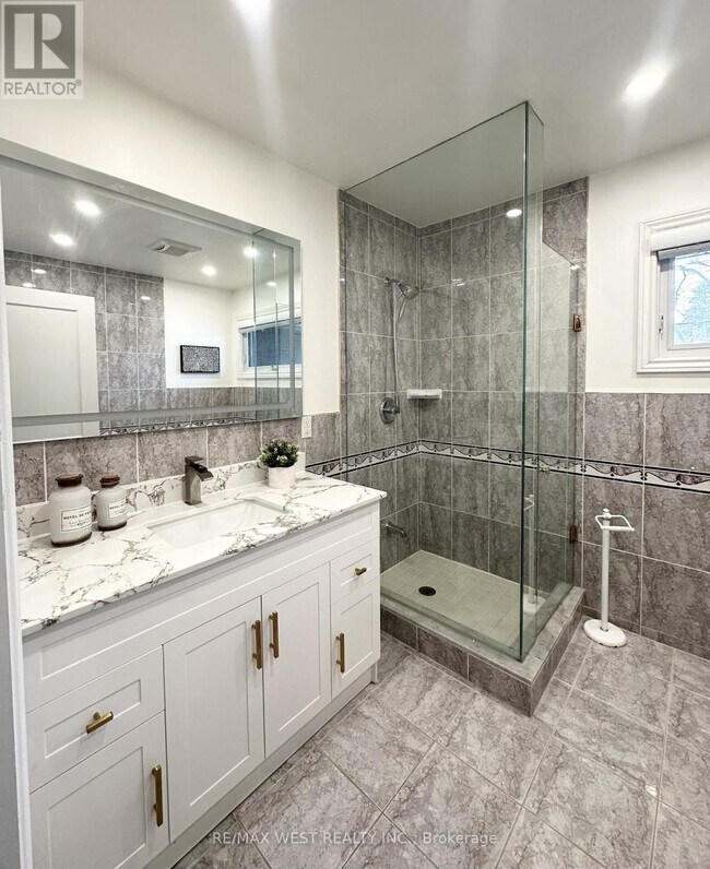 Building Photo - 416 The Kingsway