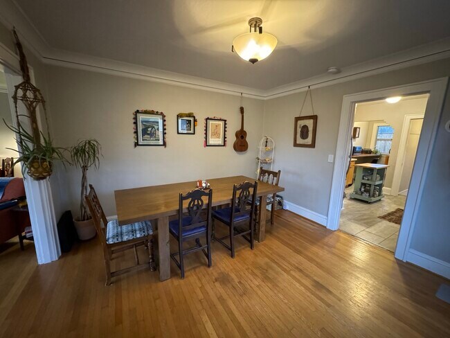 Building Photo - 2914 NE Knott St