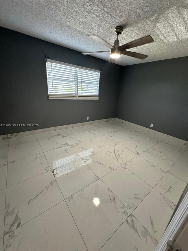 Foto del edificio - 700 SW 80th Terrace