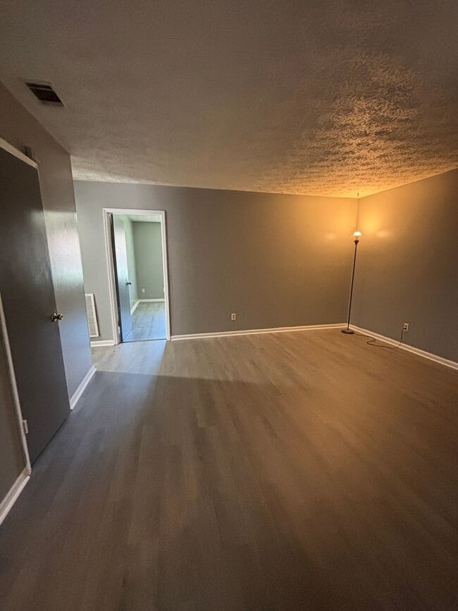 Building Photo - 929 Live Oak Dr