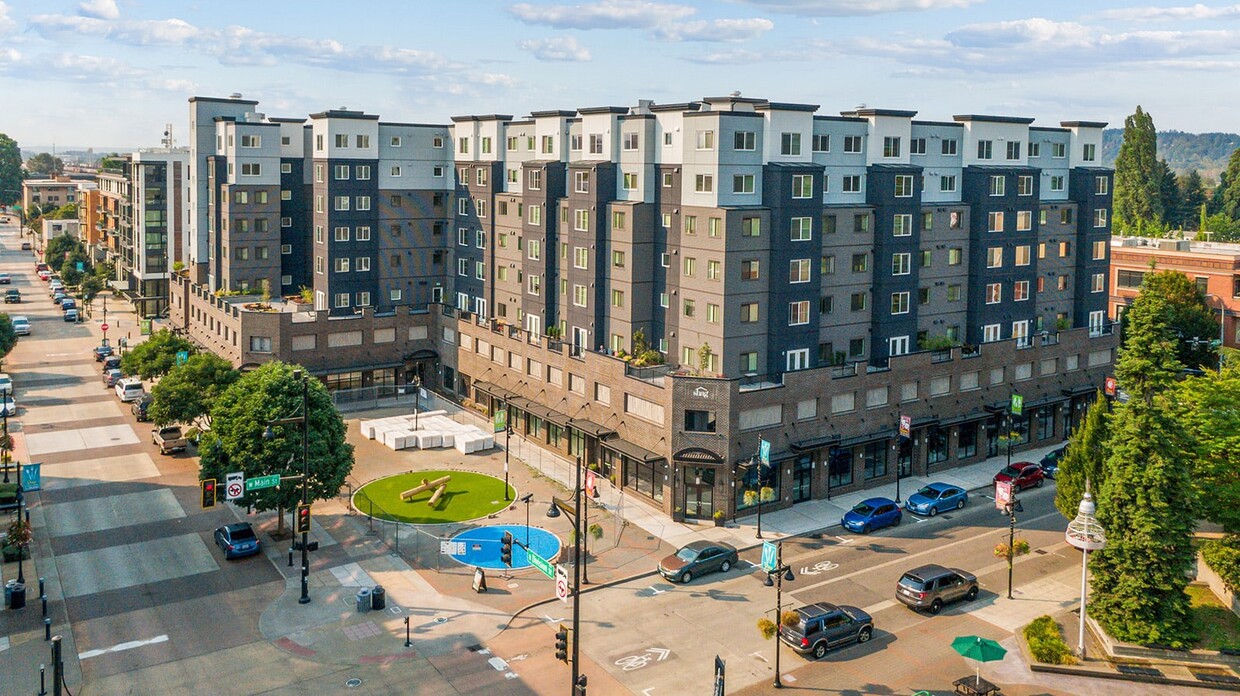 En el corazón del centro de la ciudad de Auburn - Legacy Plaza Senior Living Apartments