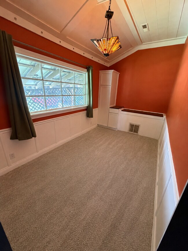 Foto del edificio - Character-Filled 2 Bedroom Home with Artistic Style