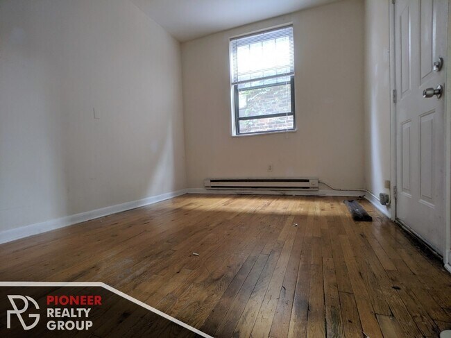 Building Photo - 660 W Cornelia Ave