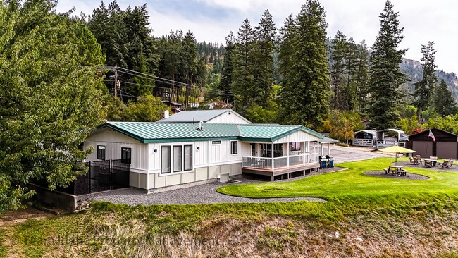 Building Photo - Fully furnished and stocked Single Level H...