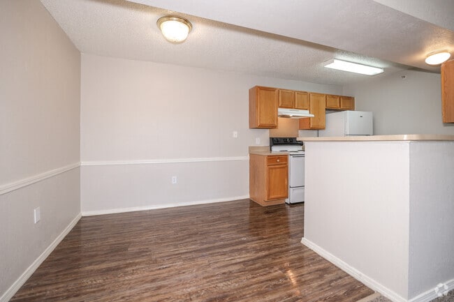 2BR, 2BA - 908SF - Dining Area - Claremore Creek