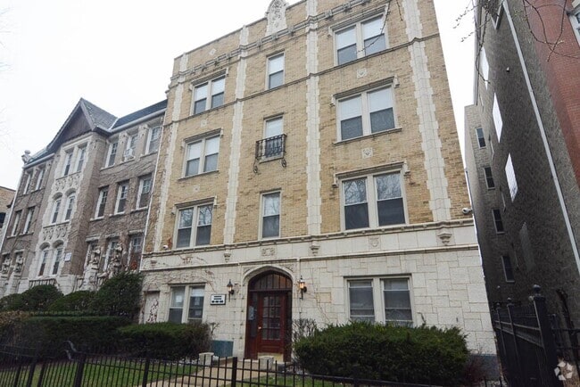 Building Photo - 645 W Wrightwood Ave