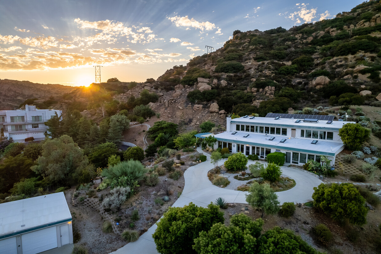 Privacidad y vistas al final de un camino privado en lo alto de las montañas de Santa Susana - 7401 Studio Rd