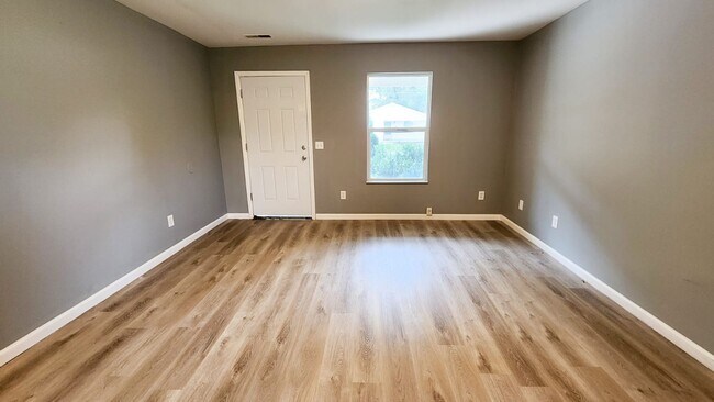 Foto del edificio - Move in ready!