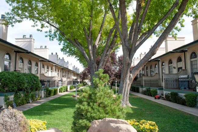 Building Photo - Fully Remodeled Townhome in the Heart of D...