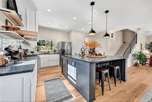 Foto del edificio - "Spacious 4-Bed, 3.5-Bath Gem on South Dun...