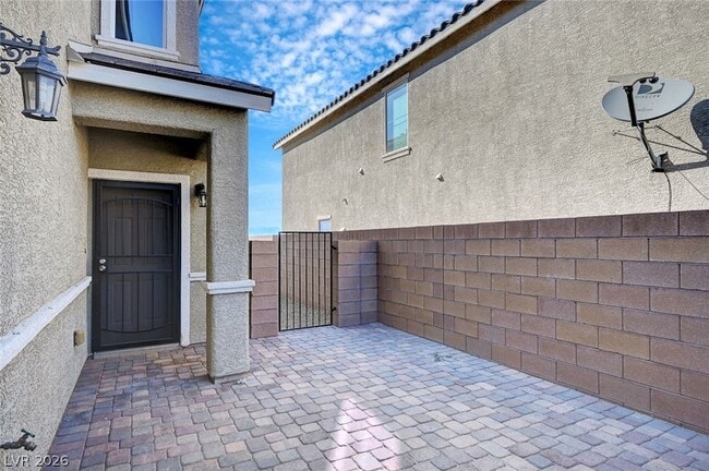 Building Photo - 985 Pebble Lake St