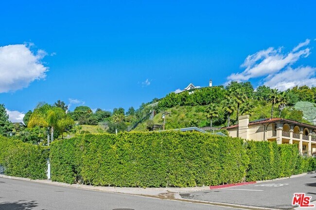 Building Photo - 2120 San Ysidro Dr