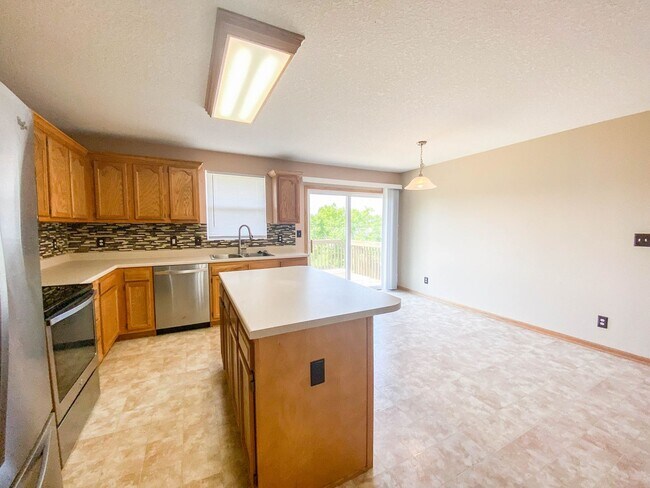Building Photo - 3 Bedroom, 2.5 Bath fenced yard!