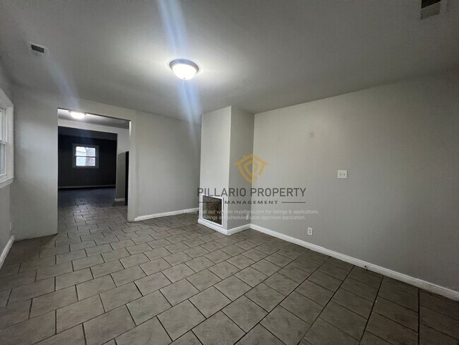 Foto del edificio - Big Lawrence 4 Bedroom Corner Lot!