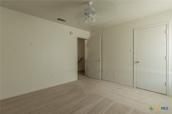 Building Photo - 102 E Robin Ln