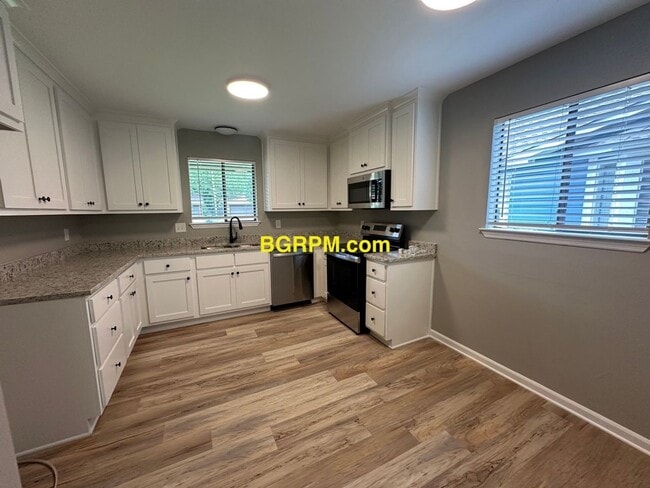 Building Photo - 3 BD, 2 BA, home in Sherwood