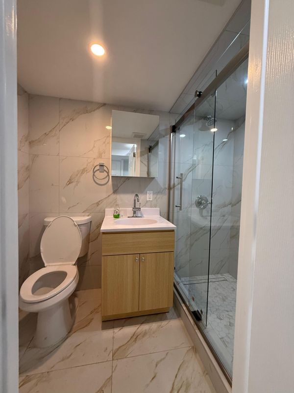 Foto del edificio - 251 E 46th St