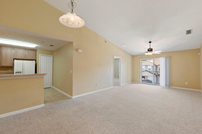 Foto del edificio - Beautifully Updated & Spacious 3BR/2BA Condo in a Secure Gated Community — Includes Cable, Intern...