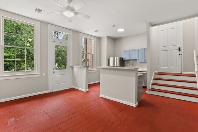 Building Photo - 2BD/1BA in Historic Building, Two Blocks off St Charles Ave