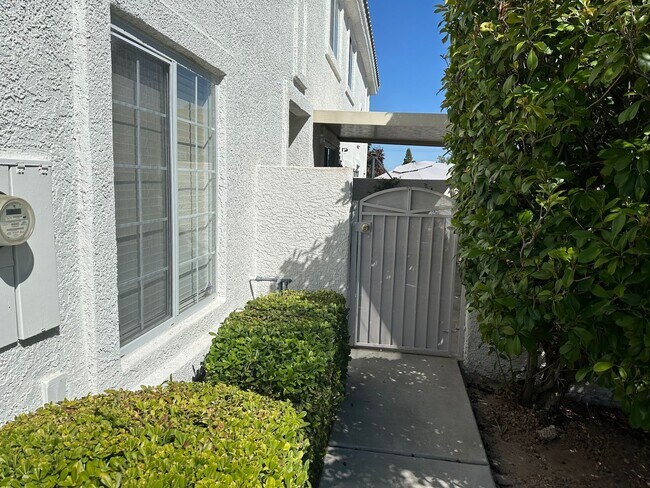 Building Photo - Henderson!! 3 Bedrooms!! 2 Car Garage!! Co...
