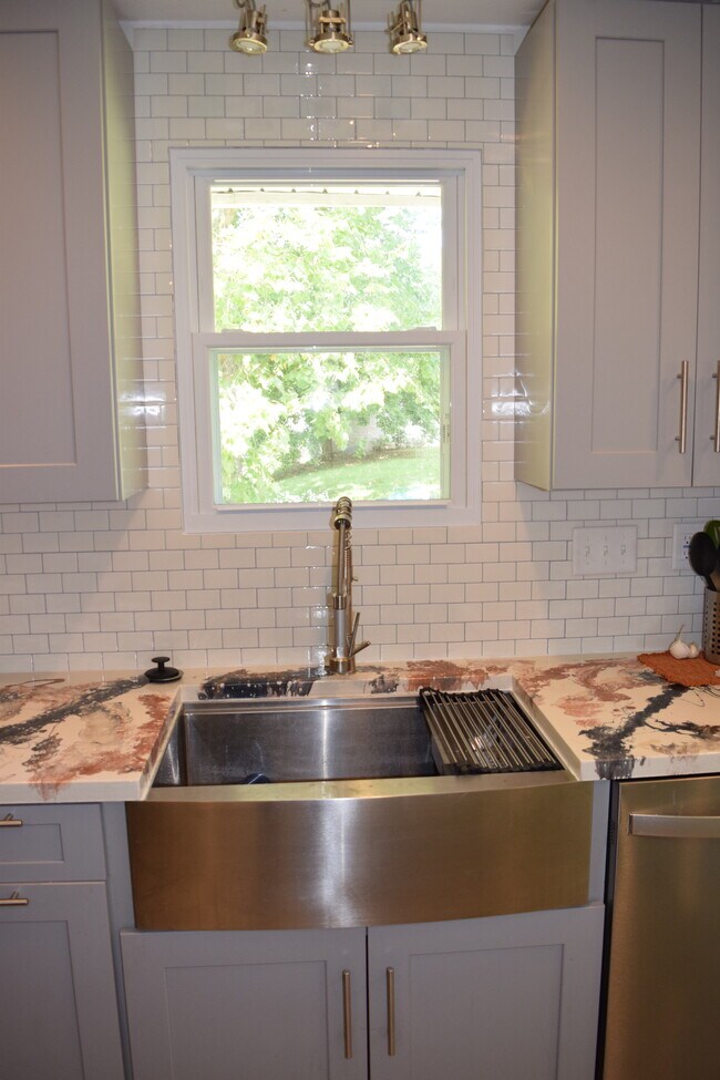 Foto del edificio - 999 Sunnyside Rd