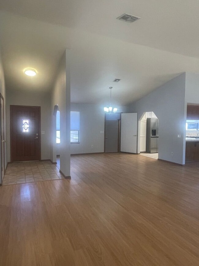 Foto del edificio - SPACIOUS 3 BED 2 BATH WITH BONUS ROOM / DEN IN THE COUNTRY OAKS SUBDIVISION