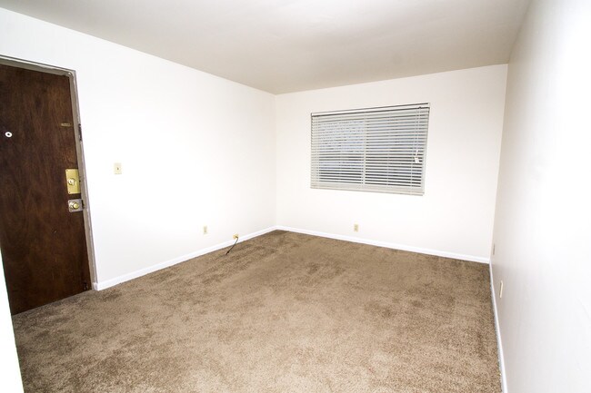 Building Photo - Discovery District, free WiFi!!