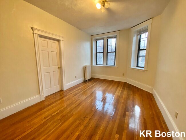 Building Photo - 26 Saint Stephen St