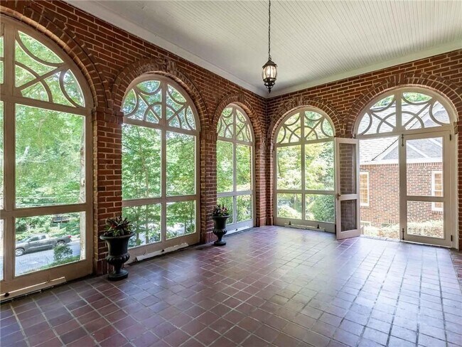 Foto del edificio - 1681 E Clifton Rd NE