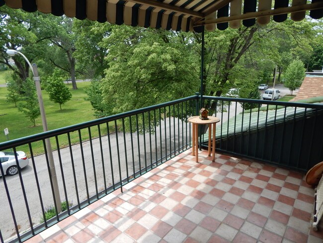 Private balcony - 4417 Rosa Ave