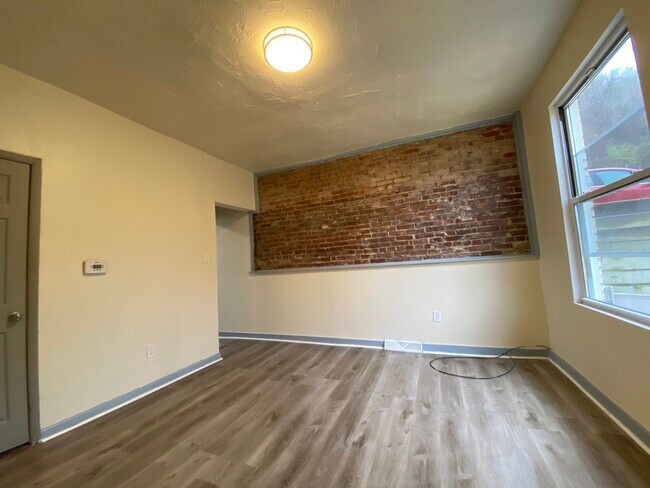 Building Photo - 620 W 7th Ave