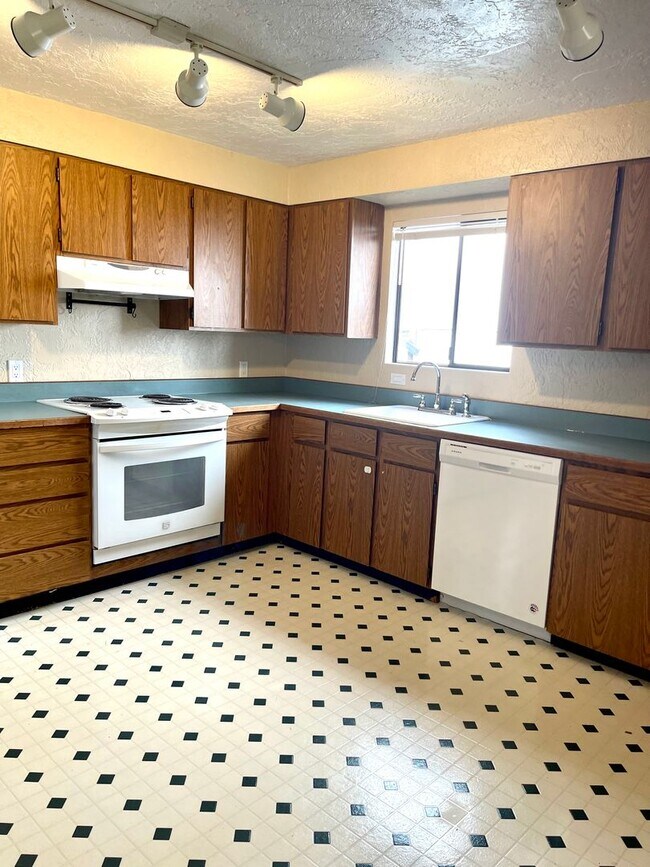 Building Photo - Large Unit! 2-Car Garage Parking! Don't Miss This One!