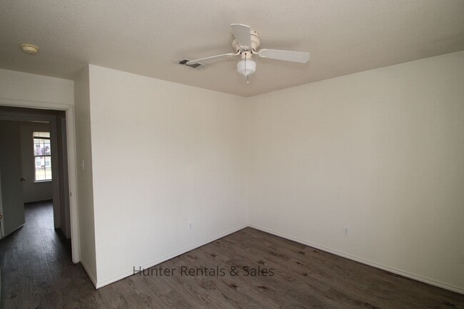 Building Photo - Stylish!