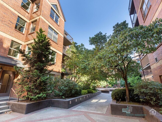 Foto del edificio - 1-MONTH FREE SPECIAL! Renovated 2 Bd/2 Ba Condo w/parking