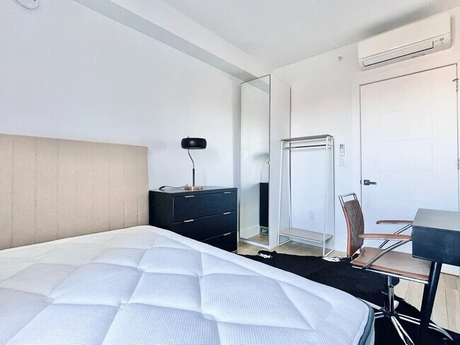 Foto del edificio - Furnished room/NOT APARTMENT