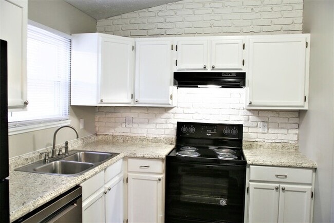 Building Photo - Open Concept Home with Vaulted Ceilings!