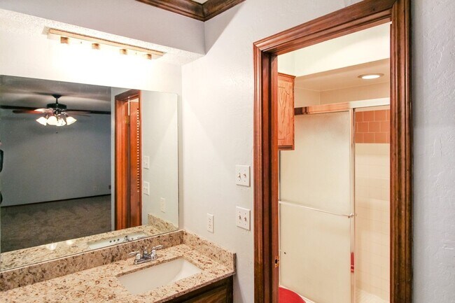 Building Photo - Beautiful Home in Edmond Community