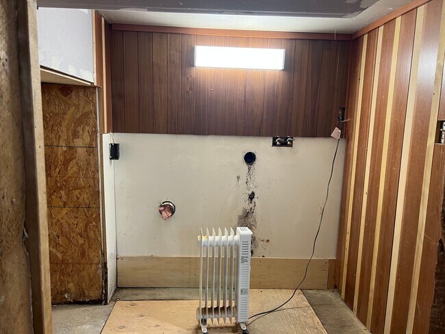 Building Photo - Freshly remodeled 1 bedroom upstairs apart...