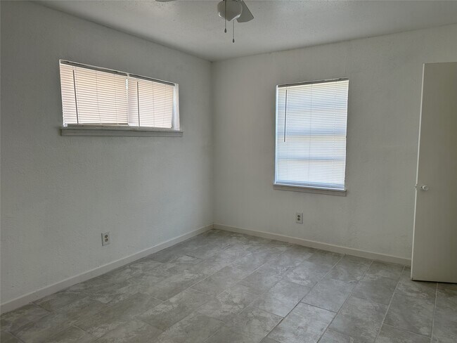 Foto del edificio - 3837 Mt Pleasant St