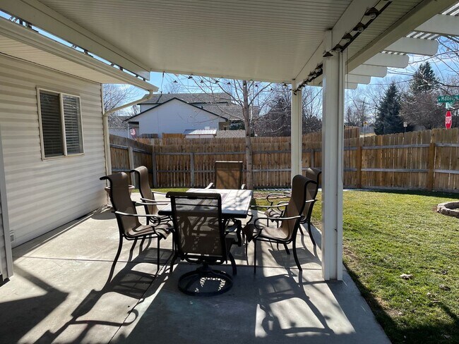 Building Photo - Beautiful Home on Corner Lot- well kept pr...