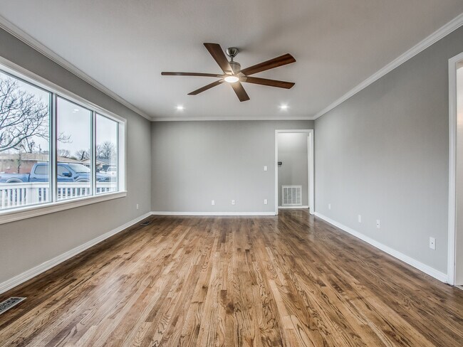 Building Photo - 239 NE Avondale Ave