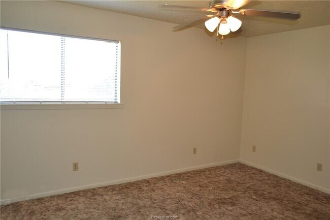 Building Photo - 916 Navidad St