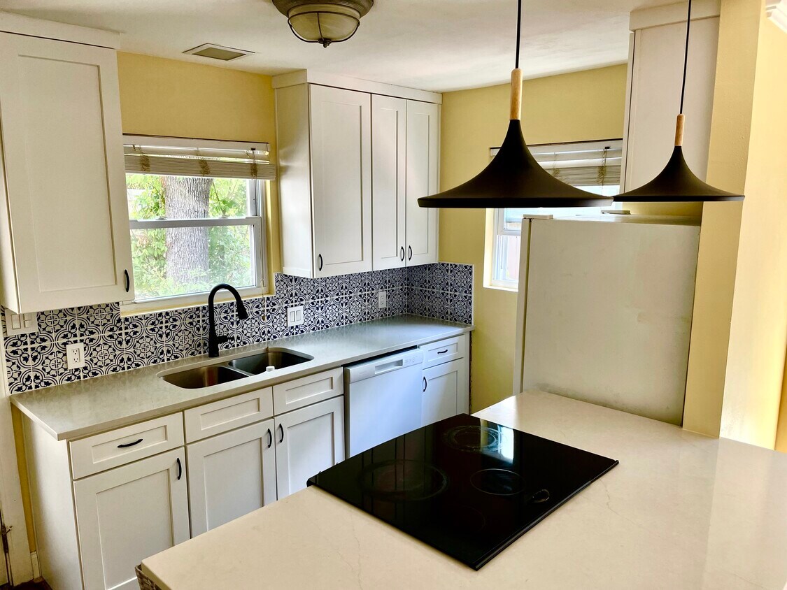 Foto principal - 1301 St Edwards Dr