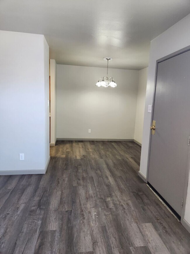 Building Photo - PM 231 - 521-523 W. 5th Street
